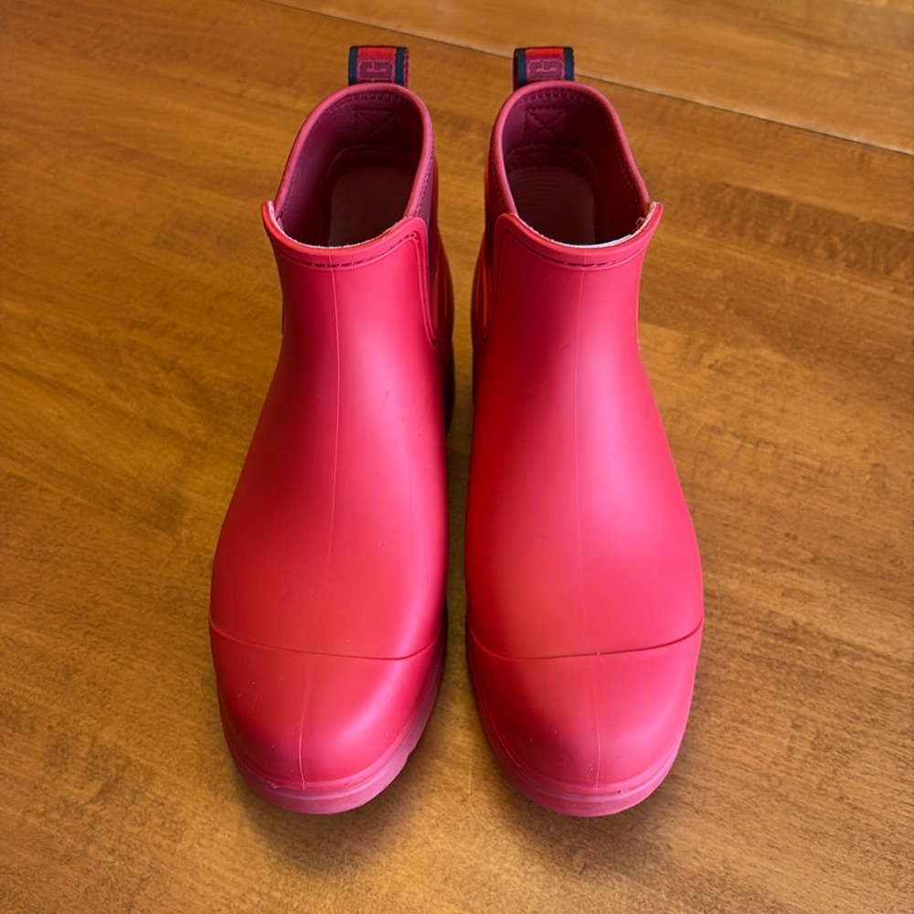 UGG boots rain water red size 10 or 41 NWOT SO CUTE!